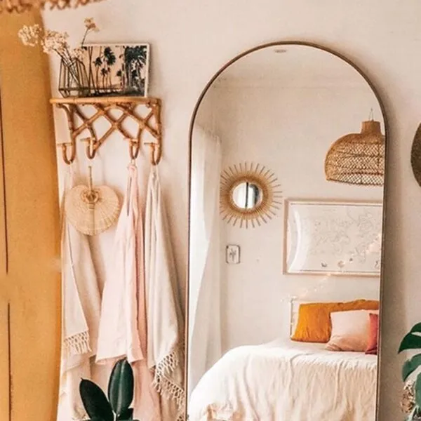 Wandgarderobe mit Ablage aus Rattan Wandgarderobe mit Ablage aus Rattan