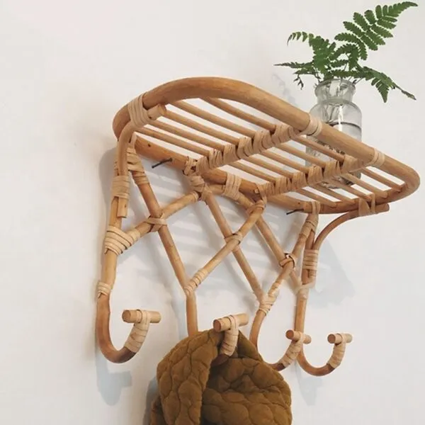 Wandgarderobe mit Ablage aus Rattan Wandgarderobe mit Ablage aus Rattan