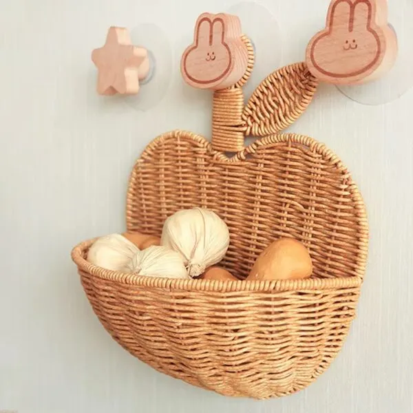 Wandkorb aus Rattan in Apfelform Wandkorb aus Rattan in Apfelform