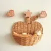 Wandkorb aus Rattan in Apfelform Wandkorb aus Rattan in Apfelform