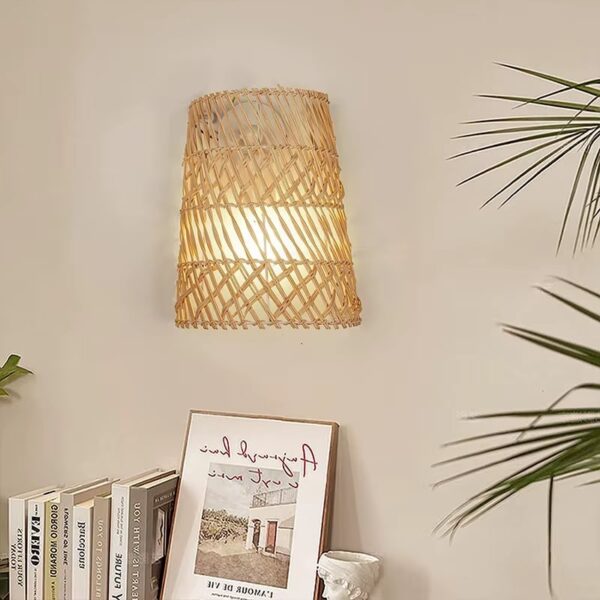 Wandlampe aus Rattan handgefertigt