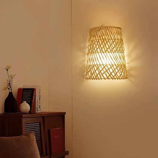 Wandlampe aus Rattan handgefertigt