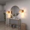 Wandlampe aus Rattan im Landhausstil
