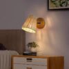 Wandlampe aus Rattan im Landhausstil