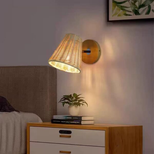 Wandlampe aus Rattan im Landhausstil