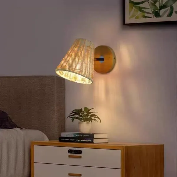 Wandlampe aus Rattan im Landhausstil Wandlampe aus Rattan im Landhausstil