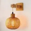 Wandlampe aus Rattan im Retro-Stil Wandlampe aus Rattan im Retro-Stil