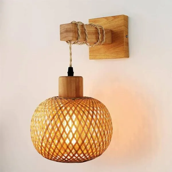 Wandlampe aus Rattan im Retro-Stil Wandlampe aus Rattan im Retro-Stil