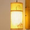 Wandlampe aus Rattan mit zylindrischem Design und asiatischen Mustern