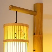 Wandlampe aus Rattan mit zylindrischem Design und asiatischen Mustern