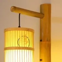 Wandlampe aus Rattan mit zylindrischem Design und asiatischen Mustern