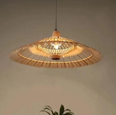 Wandleuchte aus Rattan im Fächerdesign Wandleuchte aus Rattan im Fächerdesign