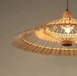 Wandleuchte aus Rattan im Fächerdesign Wandleuchte aus Rattan im Fächerdesign