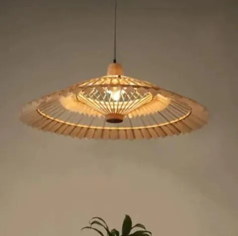Wandleuchte aus Rattan im Fächerdesign Wandleuchte aus Rattan im Fächerdesign