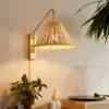 Wandleuchte aus Rattan im Landhausstil Wandleuchte aus Rattan im Landhausstil