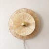 Wandleuchte aus Rattan mit Blütendesign