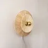 Wandleuchte aus Rattan mit Blütendesign
