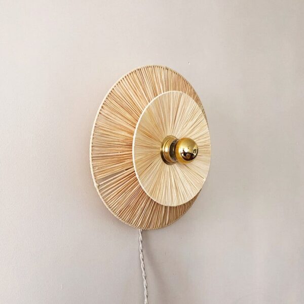 Wandleuchte aus Rattan mit Blütendesign