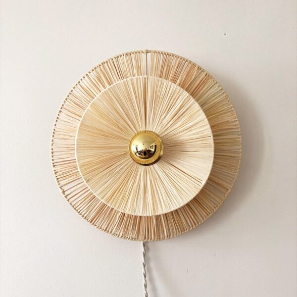 Wandleuchte aus Rattan mit Blütendesign