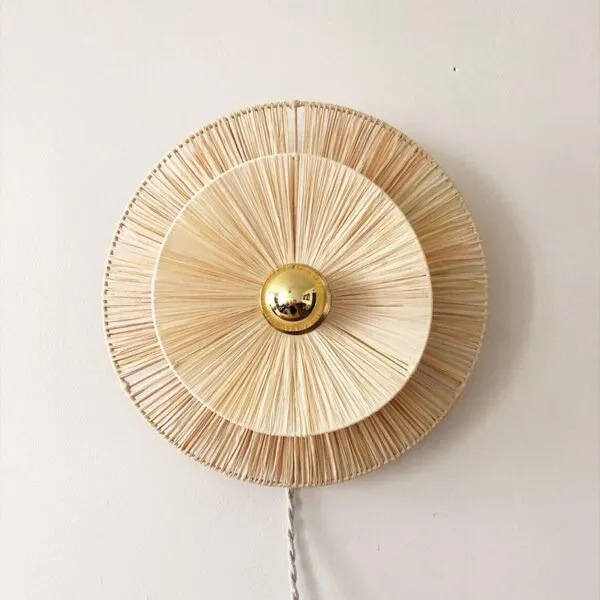 Wandleuchte aus Rattan mit Blütendesign