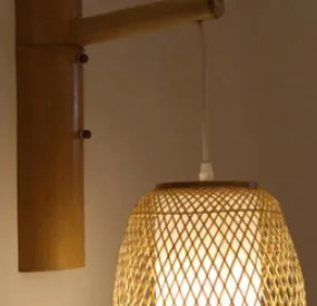 Wandleuchte aus Rattan mit Fransen