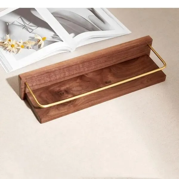 Wandregal aus Holz und Metall