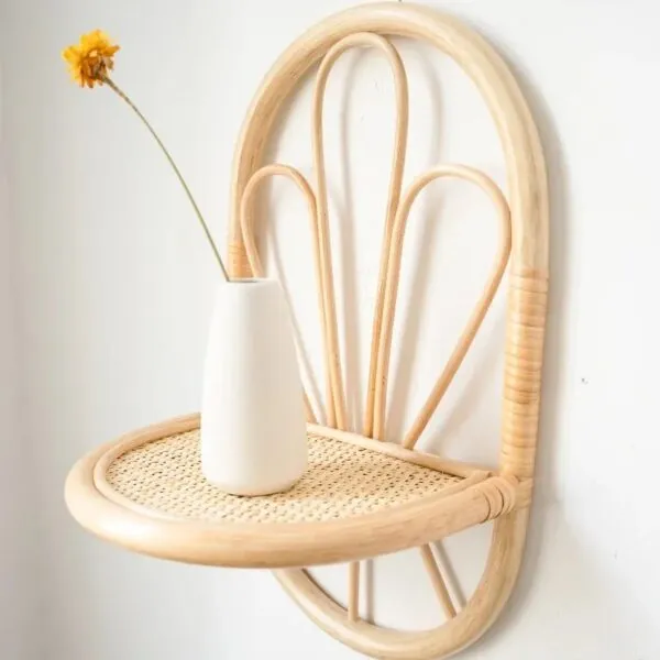 Wandregal aus Rattan im Landhausstil Wandregal aus Rattan im Landhausstil