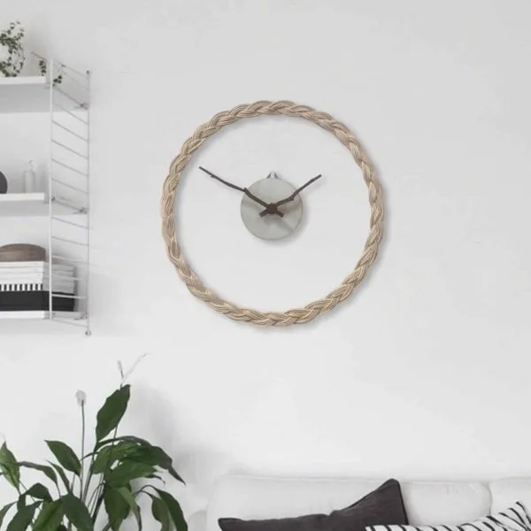 Wanduhr aus Rattan im schlichten Design Wanduhr aus Rattan im schlichten Design