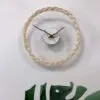 Wanduhr aus Rattan im schlichten Design Wanduhr aus Rattan im schlichten Design