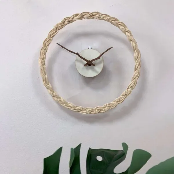 Wanduhr aus Rattan im schlichten Design Wanduhr aus Rattan im schlichten Design