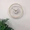 Wanduhr aus Rattan im schlichten Design Wanduhr aus Rattan im schlichten Design