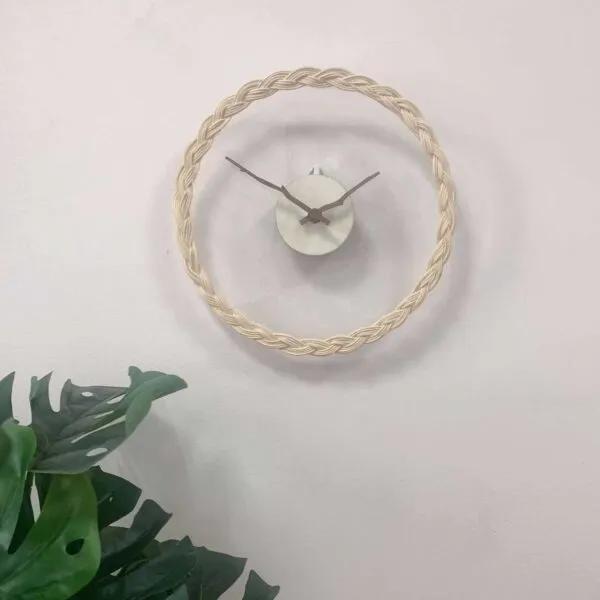 Wanduhr aus Rattan im schlichten Design Wanduhr aus Rattan im schlichten Design