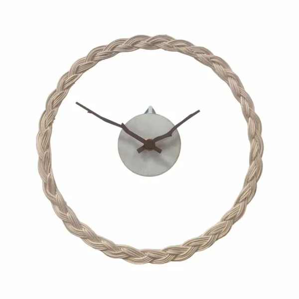 Wanduhr aus Rattan im schlichten Design Wanduhr aus Rattan im schlichten Design