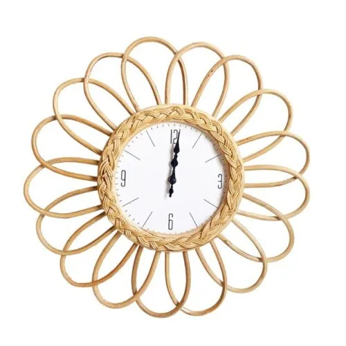 Wanduhr mit Rattanrahmen und Rosette Wanduhr mit Rattanrahmen und Rosette