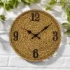 Wetterfeste Wanduhr im Rattan-Look