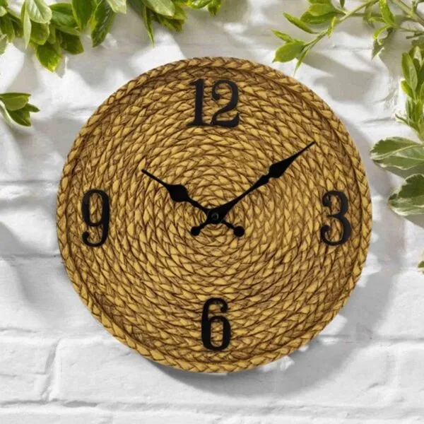 Wetterfeste Wanduhr im Rattan-Look