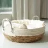 Zweifarbiger Rattankorb für Haustiere mit Kissen Zweifarbiger Rattankorb für Haustiere mit Kissen