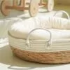 Zweifarbiger Rattankorb für Haustiere mit Kissen Zweifarbiger Rattankorb für Haustiere mit Kissen