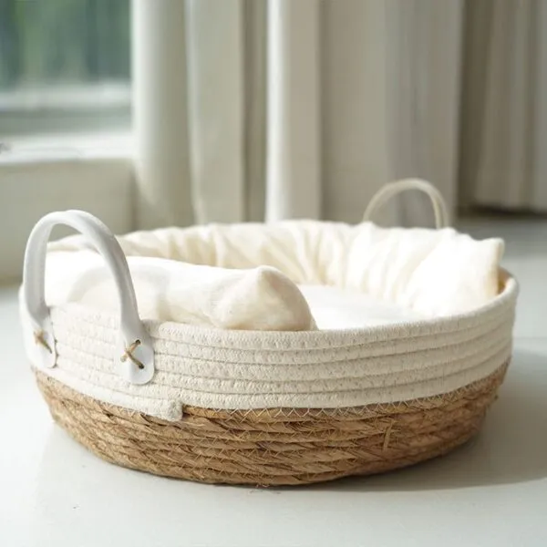Zweifarbiger Rattankorb für Haustiere mit Kissen Zweifarbiger Rattankorb für Haustiere mit Kissen